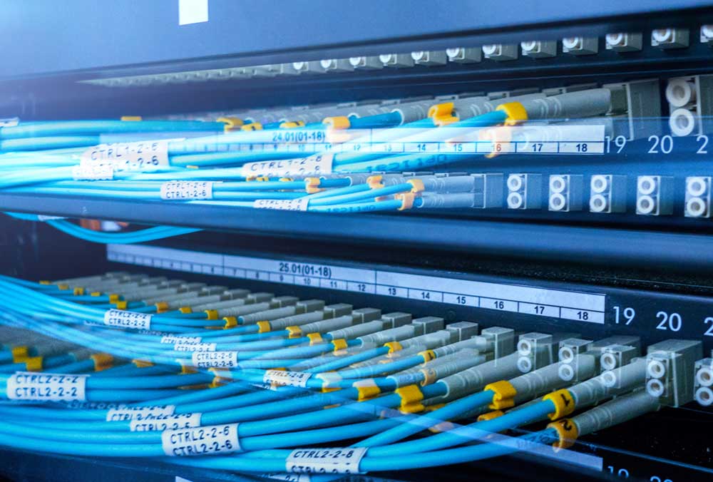 Cables de fibra óptica conectados al panel de conexión