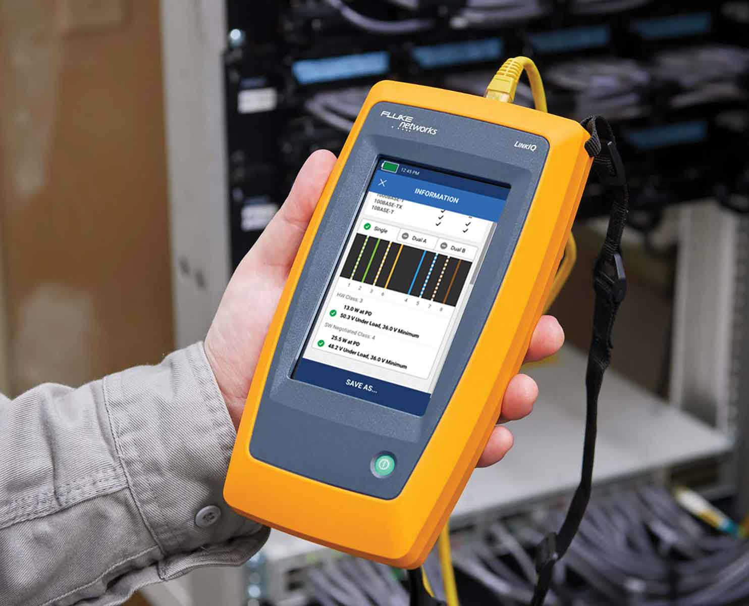 Testeur de réseau LinkIQ Cable+ de Fluke Networks connecté et exécutant un test PoE