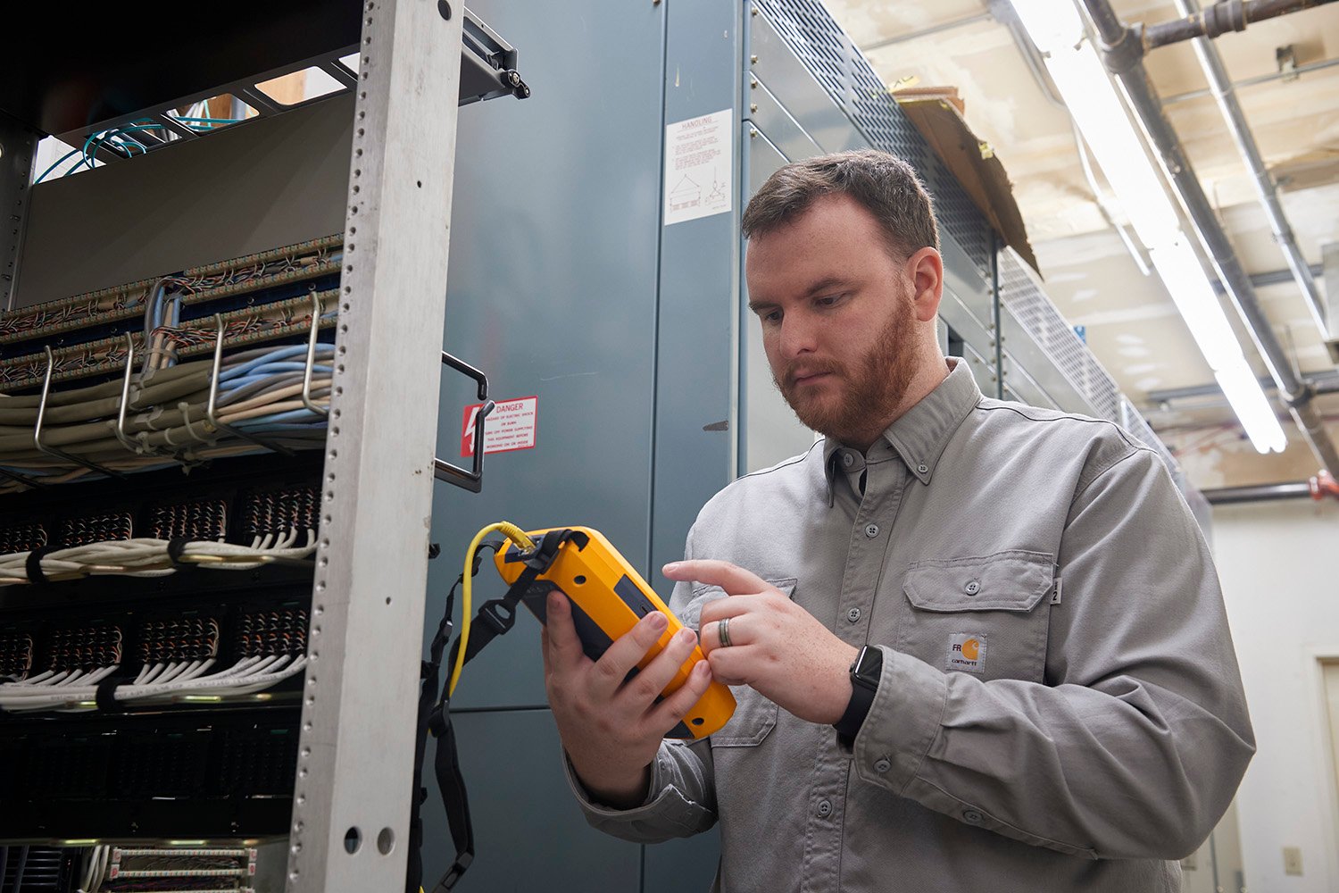 Technicien effectuant le traçage de câbles avec un LinkIQ™ de Fluke Networks