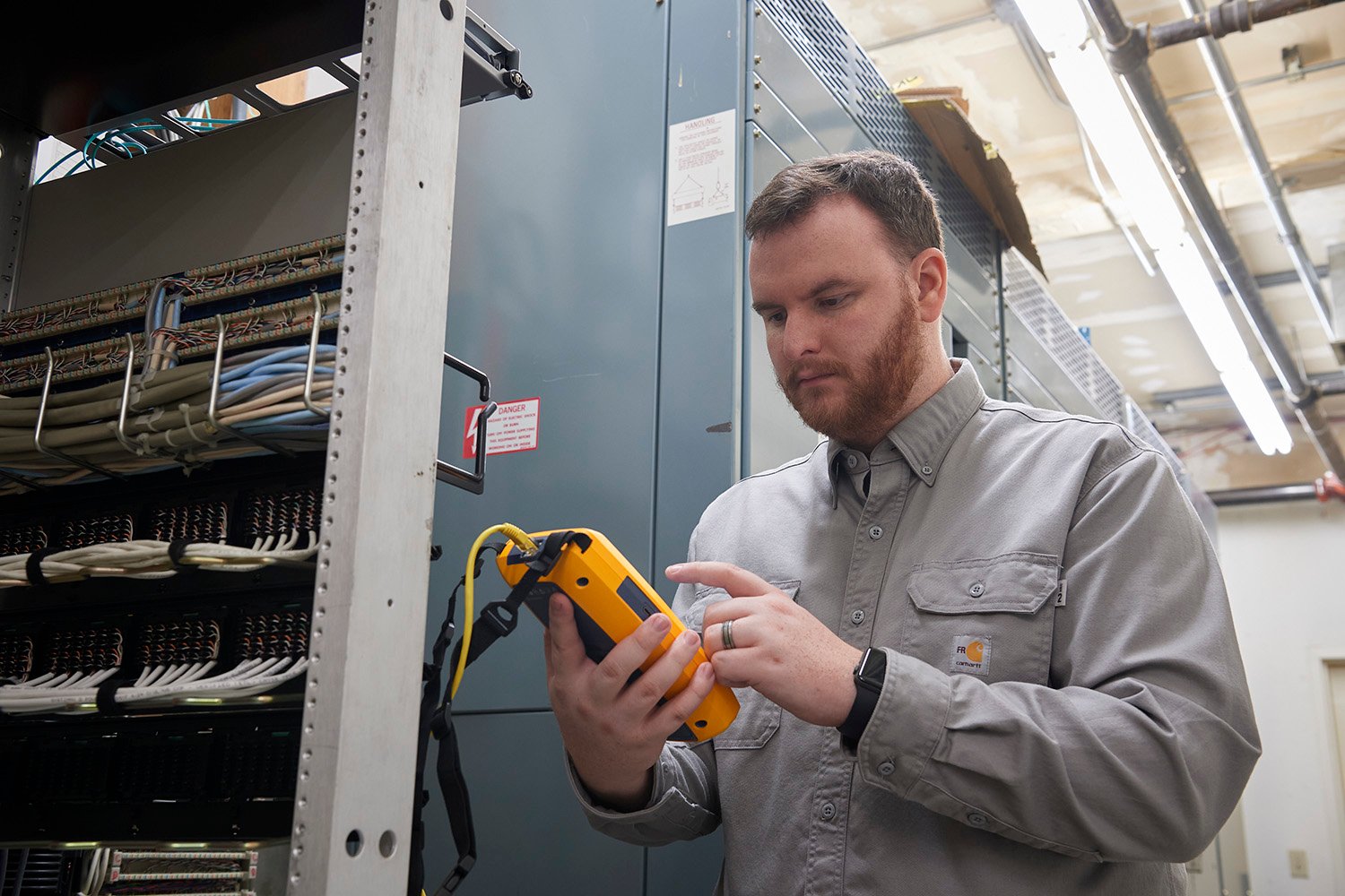 Técnico realizando trazado de cables con un LinkIQ™ de Fluke Networks